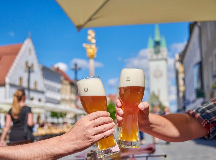 Anstoßen mit Weißbier